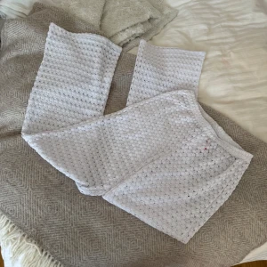 Vita strandbyxor - Skitsnygga vita strandbyxor / spetsbyxor! Oanvända från Subdued, storlek M men sitter bra på S också💕💕💕
