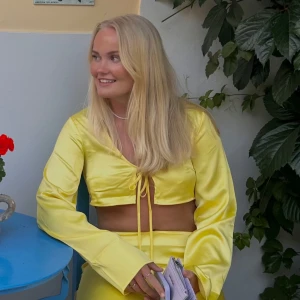 Gult set från nakd med topp + kjol! - Säljer ett gult set från NA-KD som inte längre finns att köpa. En topp och kjol i strl 40. Säljer för 500 totalt. Går att köpa separat också!