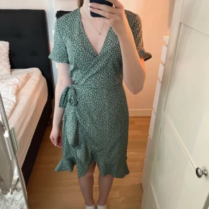Snygg klänning! - Snygg mörkgrön klänning, aldrig använd, inga defekter! Hör av dig vid frågor eller fler bilder💗