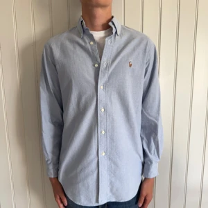 Ralph Lauren skjorta - Ralph Lauren skjorta (classic fit)  | Size: 15 & 1/2 motsvarar M | Skick: 9,5/10, inga defekter & knappt använd. | Hör av dig vid frågor och funderingar | Vänliga hälsningar!