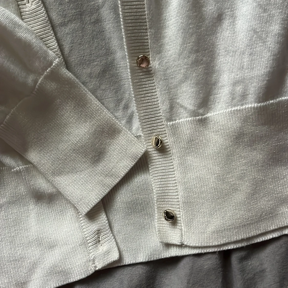 Vit kofta från lindex (holly&whyte) med guldknappar - 2