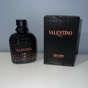 Valentino Born In Roma Coral Fantasy - Exklusiv herrparfym från Valentino, Born In Roma Coral Fantasy. Flaskan är svart med nitar och har en lyxig, mönstrad glasdesign. Kommer i originalkartong med 100 ml eau de toilette. Snygg och modern look med korallfärgade detaljer på etiketten.