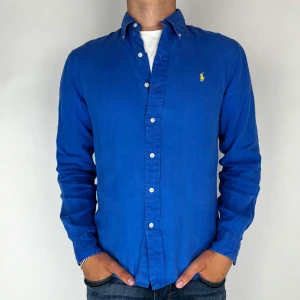 Ralph Lauren Skjorta  - Nu har vi nöjet att erbjuda en klassisk  skjorta från det välkända varumärket Ralph Lauren. Plagget är i storlek Small och är i mycket gott skick, utan några synliga defekter. Modellen på bilden är 182 cm lång och väger 75 kg, vilket kan ge en god indikation på tröjans passform.