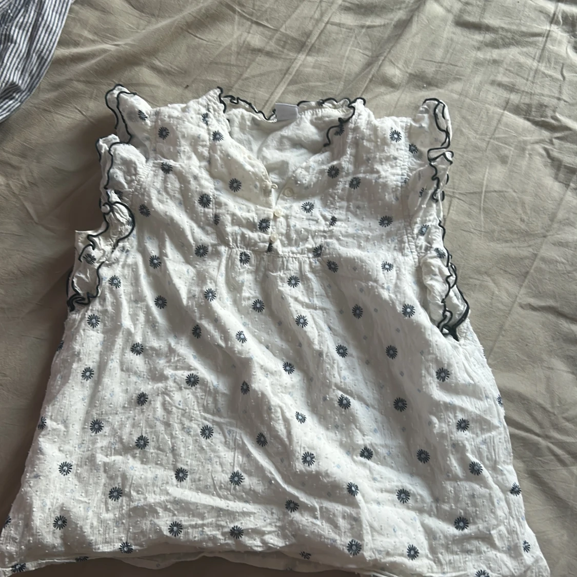 Vit blommig blus från Lindex