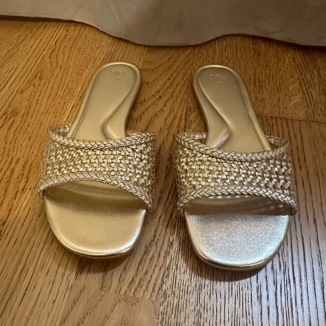 Guldiga sandaler från Zara, flätad rem - 1
