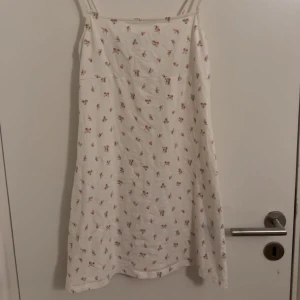 Blommig sommarklänning - Perfekt till sommaren och sitter super fint🥰