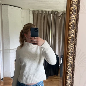 Vit stickad polotröja  - Vit polotröja från &other stories. Väl använd men ändå i fint skick. Säljer då den inte kommer till användning, har flera liknande plagg. Hör av dig om du har frågor, pris kan diskuteras🫶