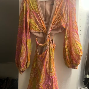 Färgglad klänning zara - Mönstrad färgglad klänning ifrån Zara men köpt på Vinted🩷 fint skick💕💕