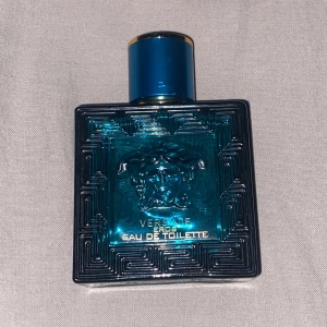 Versace Eros Eau de Toilette 50ml - Versace Eros Eau de Toilette i en snygg turkosblå glasflaska med guldiga detaljer och ikoniska Medusa-huvudet på framsidan. Den har 75% kvar tyvär ingen box men flaskan är i perfekt skick!