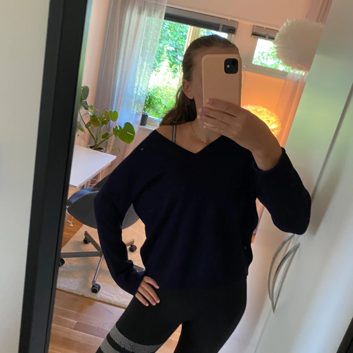 Mörkblå v-ringad tröja - 1