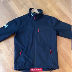 Helly Hansen Jacka - Säljer nu min andra snygga marinblå vindjacka från Helly Hansen , Skick 10/10 Perfekt för blåsiga dagar och outdoor vibes. Billigare hittar du inte detta skicket! 