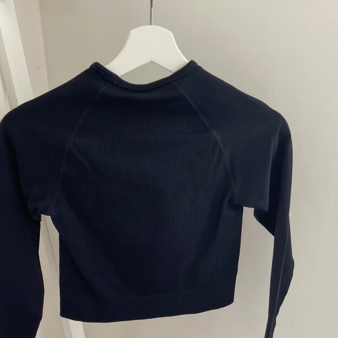 Svart croppad tränings tröja från new apparel  - 1