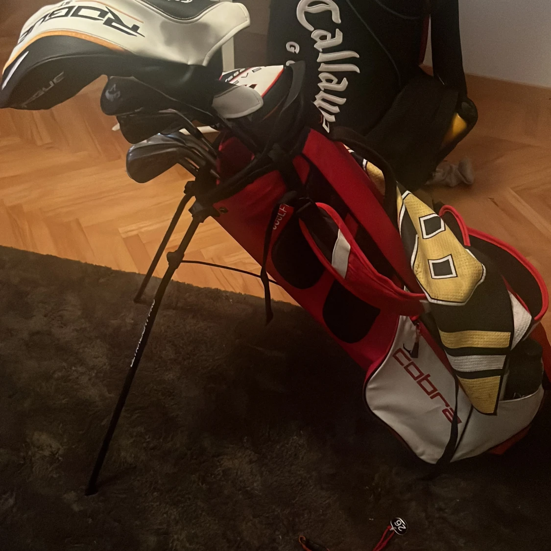 Röd och vit golfbag från Cobra