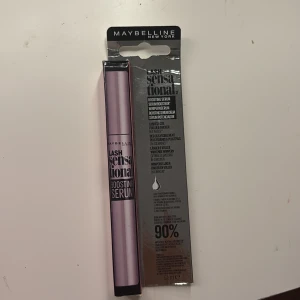 Maybelline Lash Sensational Boosting Serum - Lash Sensational Boosting Serum från Maybelline i en stilren ljuslila tub. Serumet är framtaget för att ge fylligare och starkare fransar. Innehåller 5,3 ml och kommer i originalförpackning. Perfekt för dig som vill boosta dina fransar med extra näring.