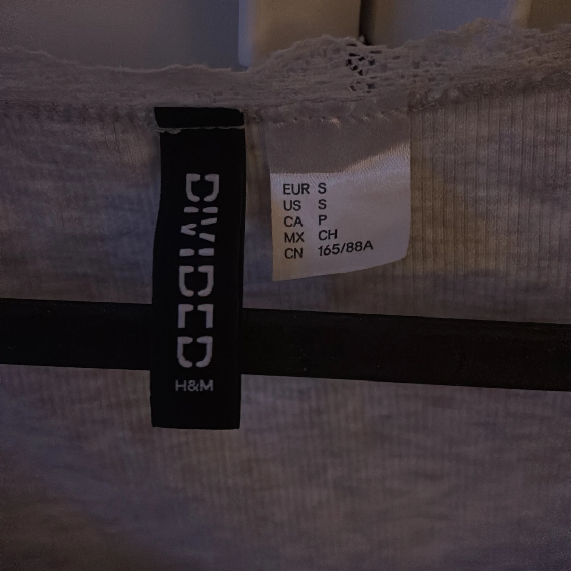 Grå croppad topp med spets från H&M - 2