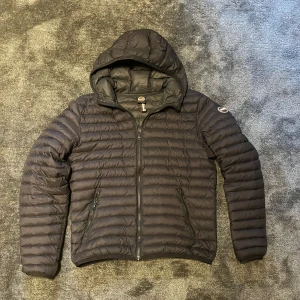 Svart dunjacka från Colmar - Jättesnygg jacka från Colmar. Perfekt för våren och sena sommardagar! Den är självklart äkta och har endast en liten defekt i ryggen som är på bilden men syns ej på sikt. nypris 3299kr jag säljer den för 949 vilket blir mer än 70% billigare.