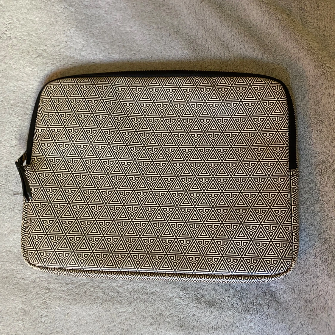 Svartvit datorväska med grafiskt mönster - 1