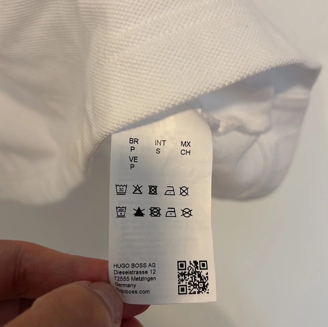 Vit BOSS pikétröja med röd logga - 4
