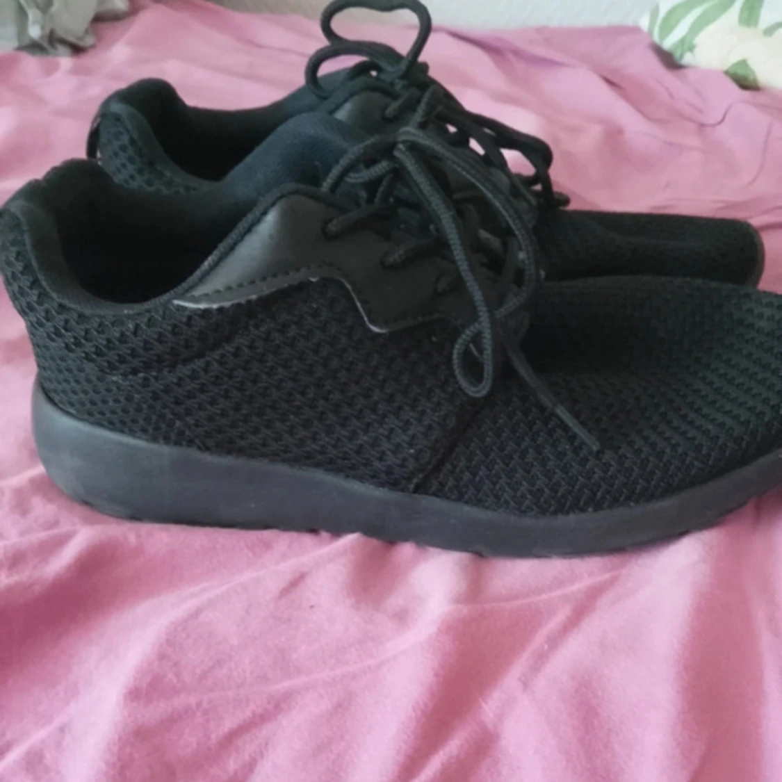 Svarta mesh-sneakers med snörning - 1