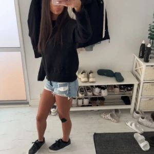 Ljusblå jeansshorts från zara - Säljer ett par ljusblå jeansshorts med fransig kant och slitna detaljer. Shortsen har klassisk femficksmodell, normal passform och är midwaist. Perfekta för sommardagar och finns inte att köpa mer!💗