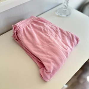 Ljusrosa mjukisbyxor - Ett par ljusrosa mjukisbyxor i storlek S från H&M Divided. Köptes på Sellpy i ”Mycket bra” skick men skulle säga att dom är i ”Bra” skick. Något noppriga men det går att ta bort med nopperborttagare. Dom är i 60% Bomull & 40% Polyester. FÖRST TILL KVARN!