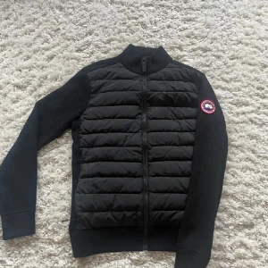 Canada goose hybridge - Snygg svart hybridge från canada goose, bra skick, lite knopprig på ryggen bara, 