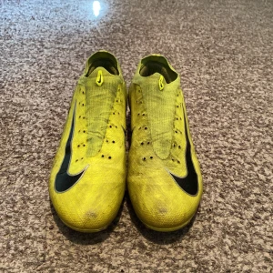 Nike Mercurial fotbollsskor i gult - Säljer ett par Nike Mercurial pro fotbollsskor i bra  skick. Jag har använt de i en hel säsong och snören kommer med. Kolla in shoppen för mer snygga kläder/skor
