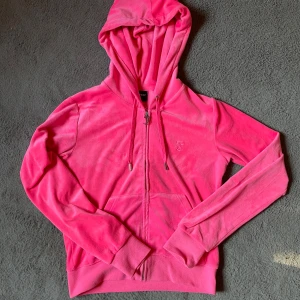 Juicy couture - Jättefin rosa juicy couture tröja lite noppig vid ärm slutet men syns inte!