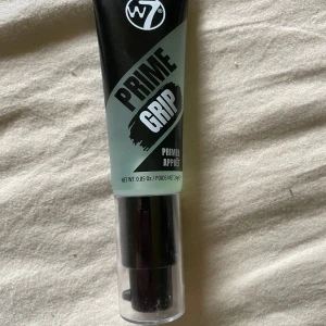W7 Prime Grip Primer - W7 Prime Grip Primer i en smidig tub med pump. Primern är genomskinlig med en lätt grön ton och hjälper sminket att sitta bättre. Perfekt för att skapa en jämn bas innan foundation. Den är aldrig använd och säljer pga att ja hittat en annan produkt jag personligen tycker om bättre.