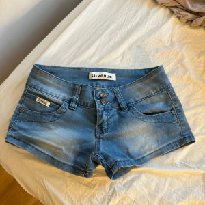 Lågmidjade jeansshorts  - Så snygga lågmidjade jeansshorts! Tyvärr för små för mig så har ingen bild på. Midjemåttet tvärs över är 35cm💗💗