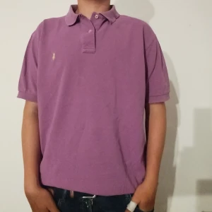 Ralph Lauren piké  - Lila Ralph Lauren piké i väldigt bra skick storlek L. Kolla profilen för mer Ralph Lauren kläder 
