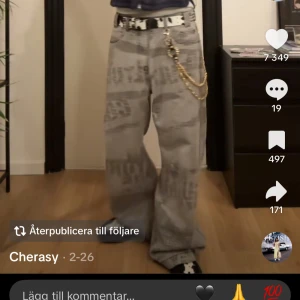 Grå wide jeans med tryck från Cold Culture - Säljer ett par gråa jeans från Cold Culture med bred passform och coolt tryckt mönster över hela byxan. De har raka, vida ben. Perfekta för dig som gillar streetwear och vill sticka ut lite extra.