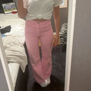 Rosa jeans - Super fina jeans ifrån Gina tricot, de är hlgmidjade och vida i benen!