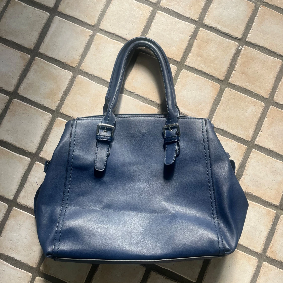 Mörkblå axelväska med blommigt foder