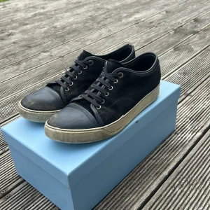 Lanvin skor - Mörkblåa Lanvin skor i size UK 8, (stl. 42) men stora i storleken, så passar 43. Dom är användna som man kan se på bilderna, därför de sänkta priset. Box samt nya skosnören följer med. Skriv för mer frågor!