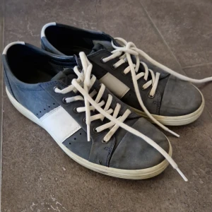 Marinblå moccaskor från ecco - De är i okej skick och är lite smutsiga. Stl 41. Materialet är av fint mocca.