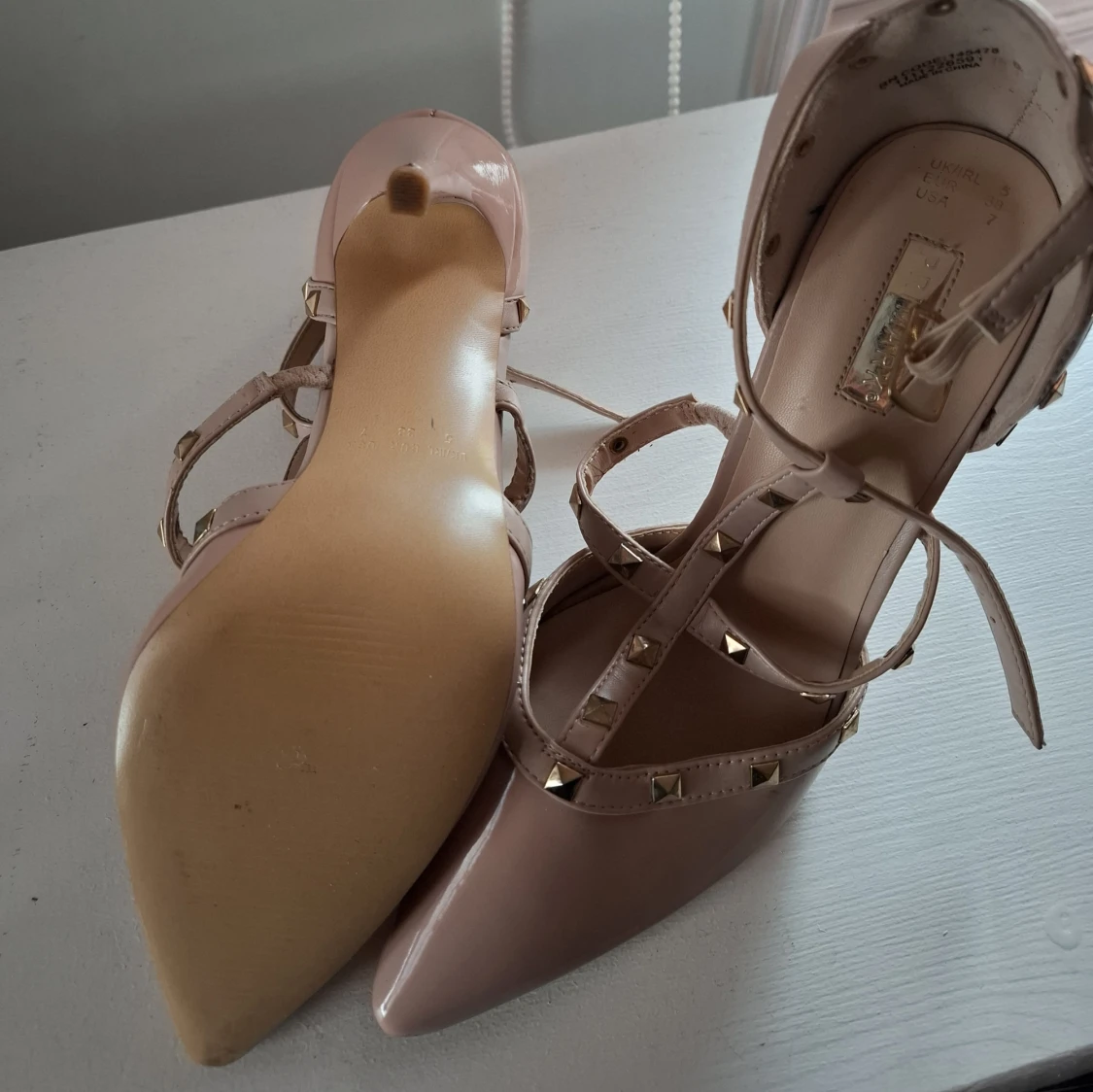Beige pumps med nitar från Primark - 2
