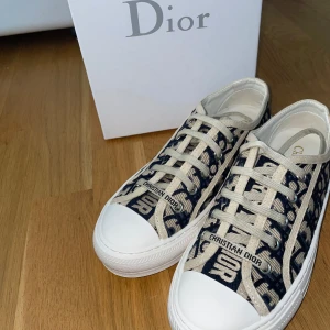 Dior skor  - Super snygga Walk'n'Dior Sneakers från dior i storlek 38 och i super gott skick! Köpt av en tjej på plick för  5000 kr, tyvärr är dessa för små för mig eftersom jag egentligen har 38,5 i storlek :) Har ingen aning om äkthet eftersom inget kvitto medföljde, därav det låga priset. Box medföljer!