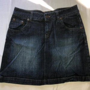 Mörk jeanskjol från Lindex - Snygg mörkblå jeanskjol från Lindex.