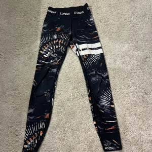 Stronger byxor  - Säljer dessa superfina stronger tränings tights, väldigt sköna och stretchiga, skriv för fler bilder!