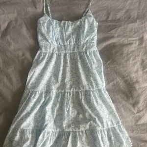 Blå blommig klänning  - Jättefin blå blommig klänning i storlek S💙💙säker för 50 kr