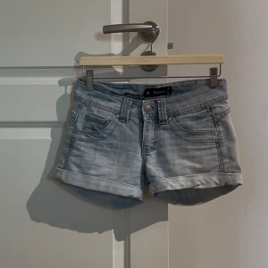 Lågmidjade jeansshorts  - Jätte snygga Lågmidjade jeansshorts 
