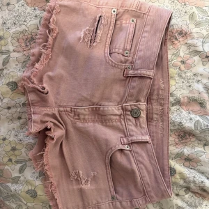 Rosa jeansshorts  - Sååå himla snygga rosa shorts som tyvärr inte kommer till användning💕💕 super sköna och måt är på bild🤗