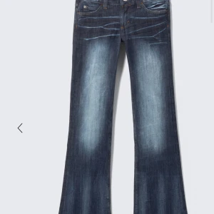 Blå bootcut jeans med slitningar - Intresse koll på Snygga blå bootcut jeans med coola slitningar och ljusare partier framtill. Klassisk femficksmodell med normal passform och utsvängda ben. Perfekta för dig som gillar en retrovibe och vill sticka ut lite extra.