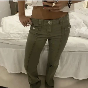 Olivgröna bootcut byxor - Snygga olivgröna byxor med låg midja😍