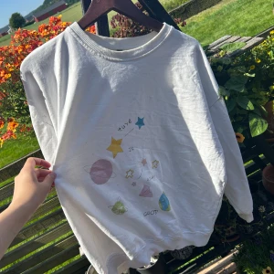 Vit sweater med planeter och stjärnor  - Köpt på YesStyle många år sedan,Används ej längre, jag städar ut min garderob :) ganska tunnt material 