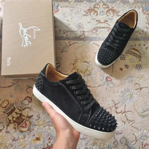 Christian Louboutin - sällsynt modell i svart och vit - Tjena!  Säljer nu dessa exklusiva louboutins. 9/10 skick-  enda paret av denna modell på hela Plick just nu. Allt OG medkommer. Pris kan diskuteras vid snabb affär! 