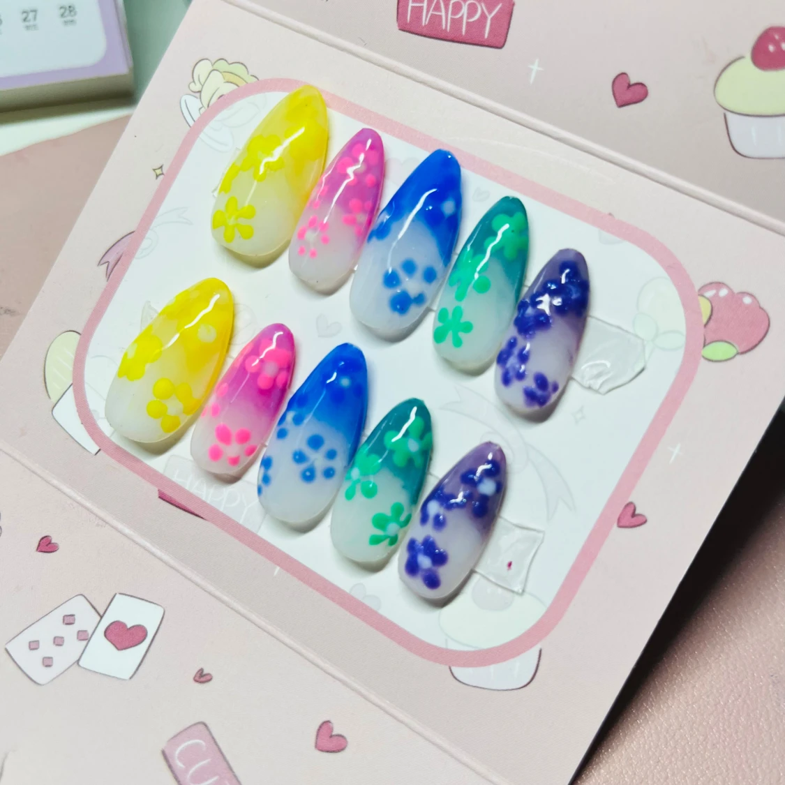 Färgglada lösnaglar med blommor