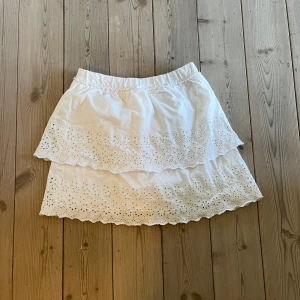 vit volangkjol från zara - superfin vit kjol från zara med två lager volanger och broderade blommor, perfekt för en snygg och somrig look🤍använd fåtal gånger🥰
