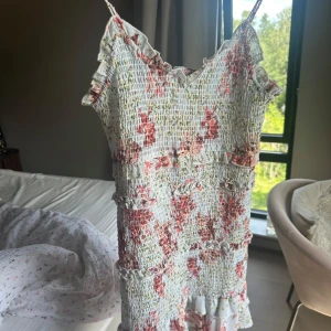zara klänning - jättefin slutsåld zara klänning som ej går att köpa längre! Nytt skick, postar snabbt!🥰